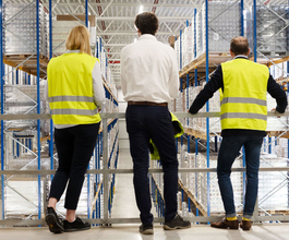 Mitarbeitende der NOSTA Group im Lager – gemeinsame Planung und Partnerschaft für stabile Lieferketten und effiziente Logistikprozesse