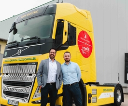 Zwei Menschen vor einem Lkw.