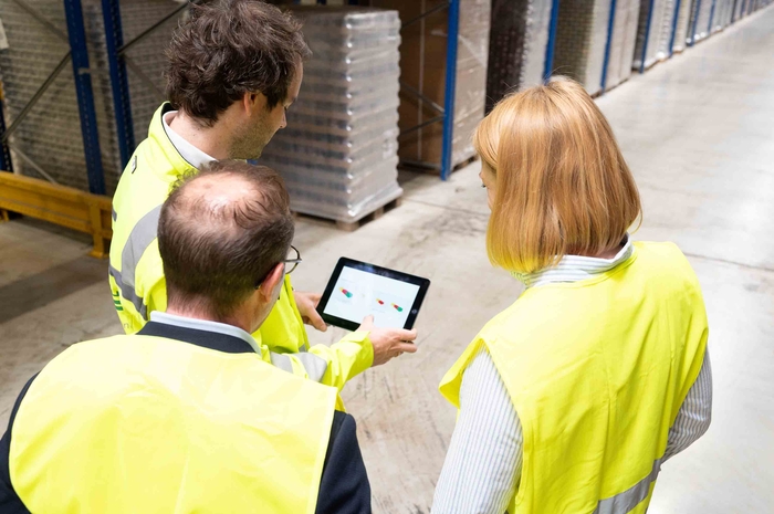 Mitarbeitende im Lager mit Tablet