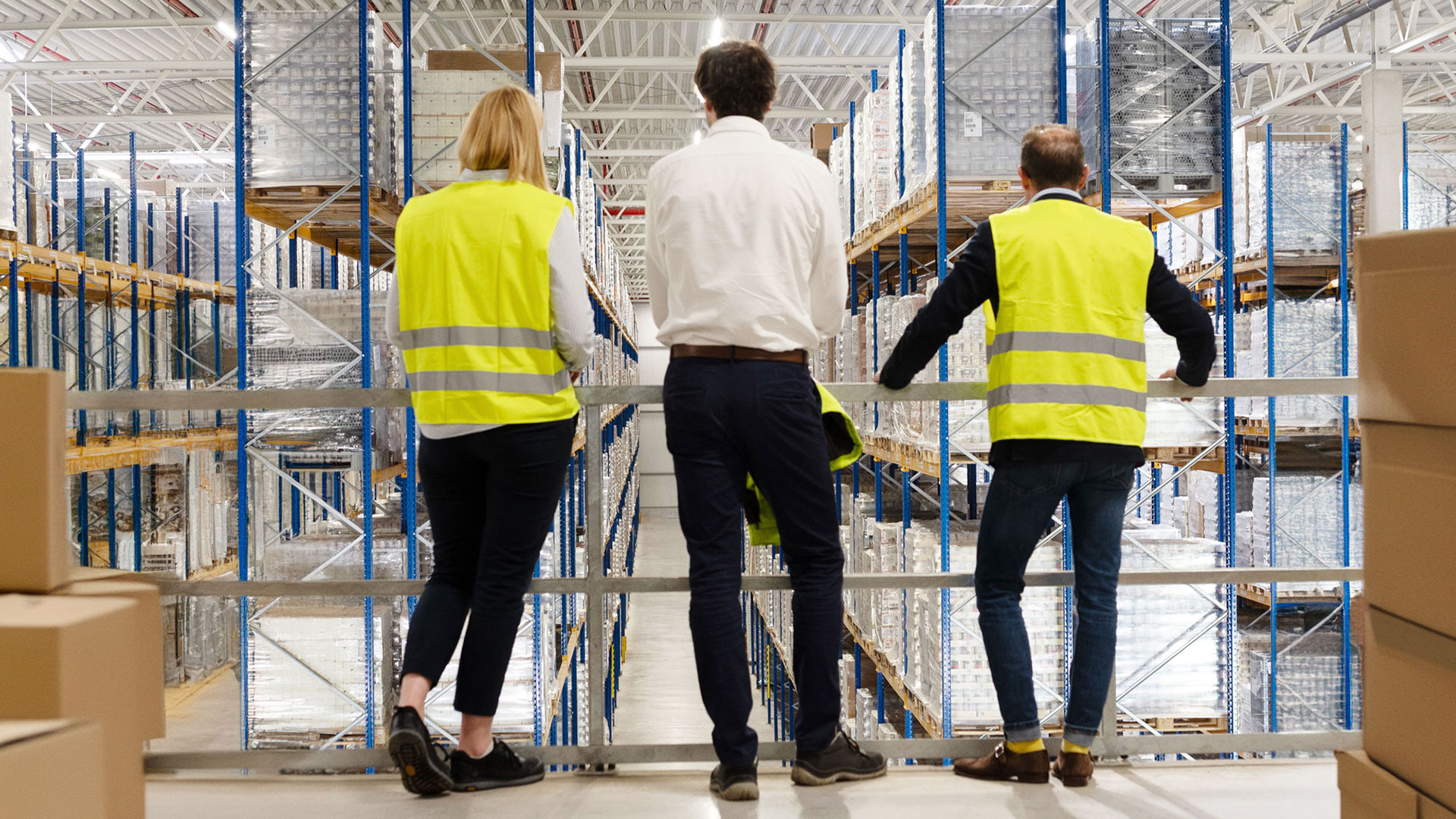 NOSTA Group employees in the warehouse – joint planning and partnership for stable supply chains and efficient logistics processes.